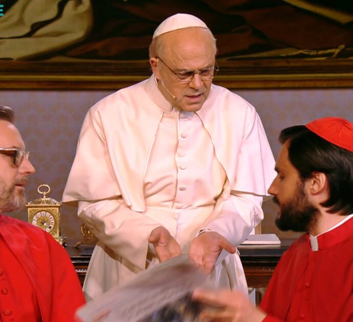 Crozza nei panni di Papa Francesco prende in giro Chiara Ferragni: “Fraintendimento… mi sento strana”