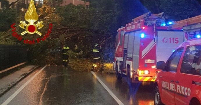 Frane e alberi caduti, disagi in Liguria: Aurelia chiusa in più punti. I sindaci valdostani: “Non uscite da casa”. Blackout in valli del Piemonte