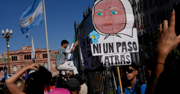 Argentina, una grande marcia per i diritti umani nel giorno della memoria contro la dittatura