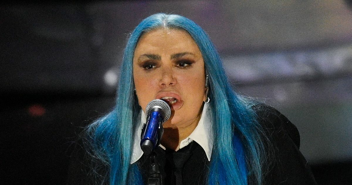 Loredana Bertè, malore improvviso prima di un concerto: dolori addominali e ricovero in una clinica romana. Data rinviata a maggio