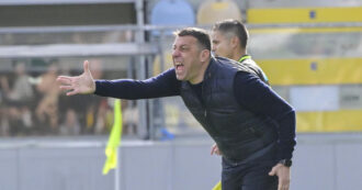 Copertina di Il Lecce esonera l’allenatore D’Aversa dopo la testata al giocatore del Verona Henry e la sconfitta casalinga