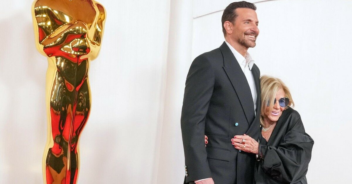 Oscar 2024, Bradley Cooper e la madre Gloria Campano ancora sul red carpet. Quando disse: “Stiamo sopravvivendo”