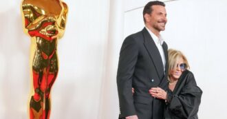 Copertina di Oscar 2024, Bradley Cooper e la madre Gloria Campano ancora sul red carpet. Quando disse: “Stiamo sopravvivendo”