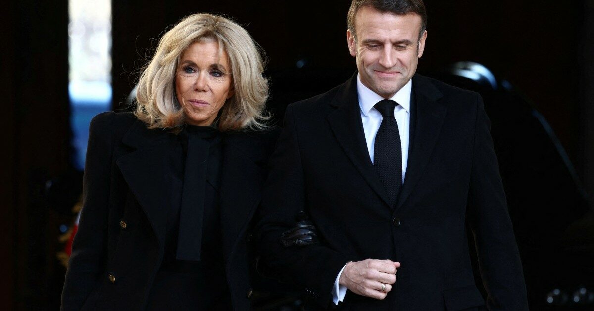 La confessione di Macron: “Mia moglie Brigitte un uomo? Alla fine la gente ci crede e questo disturba la nostra intimità”