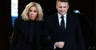 Copertina di La confessione di Macron: “Mia moglie Brigitte un uomo? Alla fine la gente ci crede e questo disturba la nostra intimità”