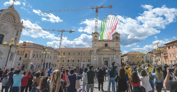 Abruzzo al voto, il miraggio delle file alle sezioni: “Sono per noi!”, “No, del Lungo”