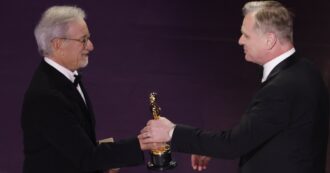Copertina di Oscar 2024, i vincitori: Oppenheimer trionfa con 7 premi. Spielberg incorona Nolan miglior regista. Il bis di Emma Stone con Povere Creature