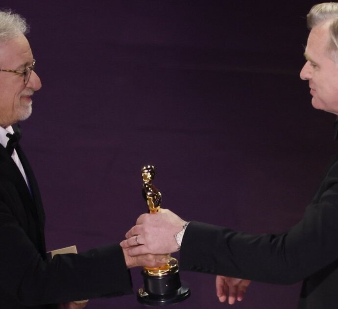 Oscar 2024, i vincitori: Oppenheimer trionfa con 7 premi. Spielberg incorona Nolan miglior regista. Il bis di Emma Stone con Povere Creature