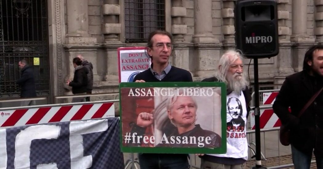 Julian Assange, in Consiglio a Milano si vota per la concessione della cittadinanza onoraria: presidio fuori da Palazzo Marino – Video