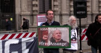 Copertina di Julian Assange, in Consiglio a Milano si vota per la concessione della cittadinanza onoraria: presidio fuori da Palazzo Marino – Video