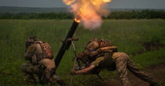 Copertina di “La Russia produce il triplo delle munizioni che Usa e Ue possono fornire a Kiev”: il report dell’intelligence Nato sulla guerra in Ucraina