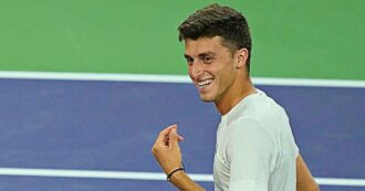 Copertina di Chi è Luca Nardi, il 20enne pesarese che ha battuto Djokovic: il record a 14 anni, una crescita lenta e poi lo choc di Indian Wells