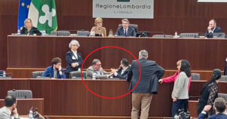 Copertina di “Non mi toccare”: Romano La Russa perde il controllo in Aula e spintona consigliere del M5s che aveva occupato i banchi della Giunta