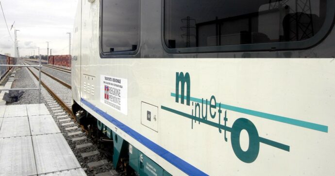Piemonte, il caso dei 19 treni seminuovi fermi da anni: “Spreco da 133 milioni di euro”