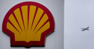 Copertina di Anche il colosso Shell si appresta a ridurre gli impegni ambientali. “Il guadagno degli azionisti viene prima di tutto”