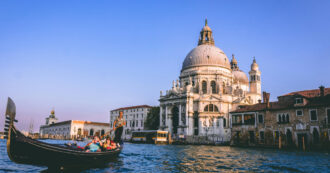 Copertina di Banca d’Italia: “Boom di arrivi dall’estero nel 2023. Spesa dei turisti stranieri cresciuta del 17%, surplus di 2 miliardi”