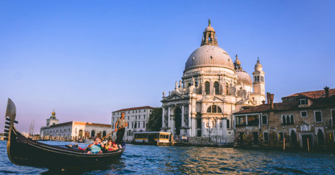 Banca d’Italia: “Boom di arrivi dall’estero nel 2023. Spesa dei turisti stranieri cresciuta del 17%, surplus di 2 miliardi”