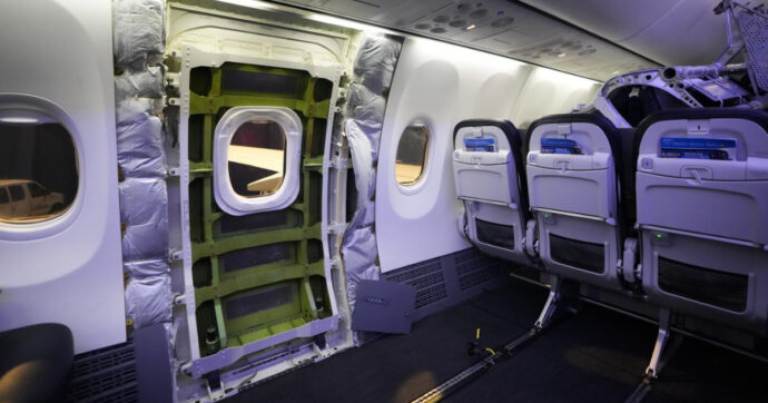 Il 737 Max della Boeing bocciato in 33 verifiche su 89. “Sapone liquido usato per montare i portelloni”