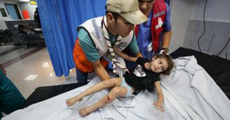 Copertina di Onu: ‘In 4 mesi di guerra a Gaza uccisi più bambini che in 4 anni in tutto il mondo’. Save the Children: ‘Devastata la loro salute mentale’