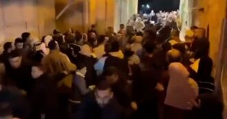 Copertina di Gerusalemme, polizia israeliana non fa entrare i palestinesi alla moschea di Al-Aqsa e li allontana con la forza