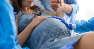 Copertina di Boom di casi di tocofobia: ecco cos’è la paura estrema del parto e della gravidanza. L’esperto: “Il calo delle nascite ne è una conferma”