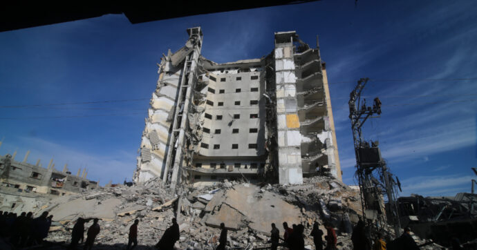 Gaza, l’Agenzia Onu per i rifugiati: “Colpito da un raid un nostro magazzino a Rafah. E Israele blocca l’ingresso di forbici chirurgiche”