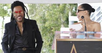 Copertina di Lenny Kravitz, l’esilarante discorso della figlia Zoe sul palco della Walk of Fame: “La tua relazione con la maglia a rete è la più lunga che hai avuto” – Video