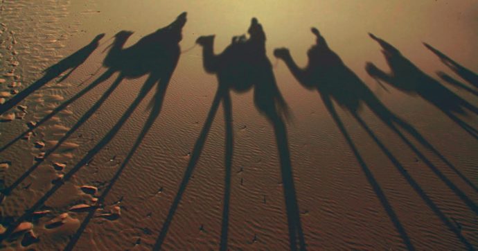 Copertina di Con te nel deserto: mal di pancia, pidocchi, tribù berbere  e travestiti