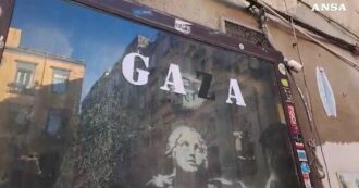 Copertina di Napoli, sulla “Madonna con la pistola” di Banksy compare un messaggio per Gaza – Video