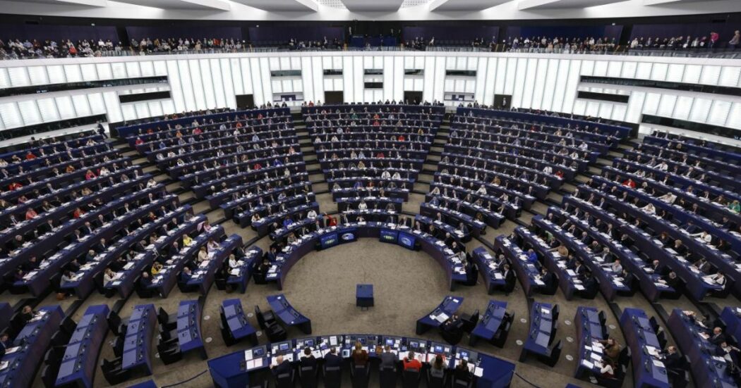 Media Freedom Act, ok del Parlamento Ue: Fdi e Lega si astengono. Con l’obbligo di trasparenza delle governance la Rai è “fuorilegge”