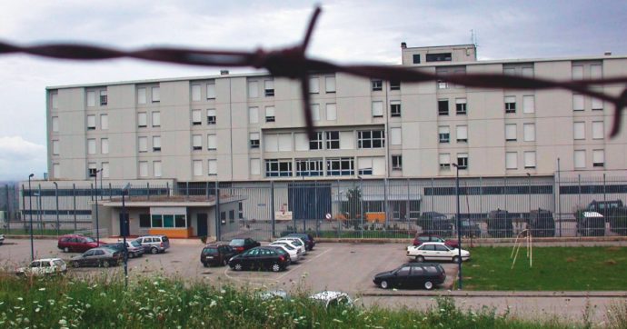 Teramo, 20enne suicida in carcere. “È stato pestato”. Oggi l’autopsia