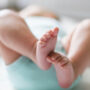 Copertina di Bimba di due anni riconosciuta come figlia di entrambe le madri a Cosenza