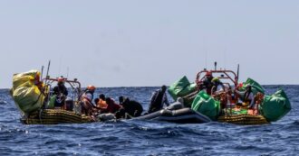 Copertina di Altro naufragio nel Mediterraneo, 60 migranti morti dopo essere rimasti per giorni alla deriva: “I 25 salvati in condizioni critiche”