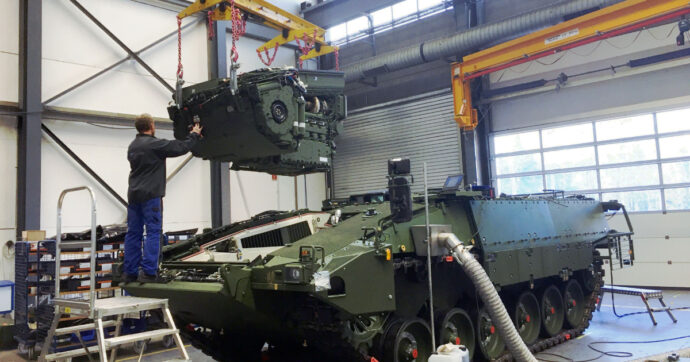 Per Rheinmetall salgono ricavi, profitti e ordini di armi grazie all’Ucraina. La società: “Siamo al servizio della pace”