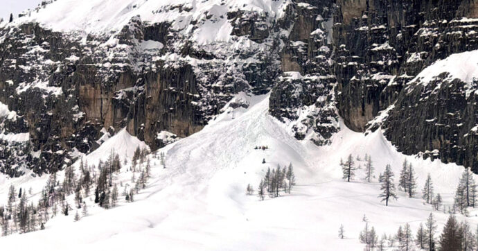 Valanga sopra Cortina d’Ampezzo. Due scialpinisti trascinati per 60 metri e soccorsi da un amico