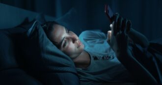 Copertina di Giornata mondiale del sonno: cos’è la Revenge Bedtime Procrastination che ti fa stare al telefono per ore ‘rubandoti’ il sonno