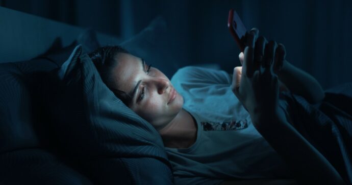 Giornata mondiale del sonno: cos’è la Revenge Bedtime Procrastination che ti fa stare al telefono per ore ‘rubandoti’ il sonno
