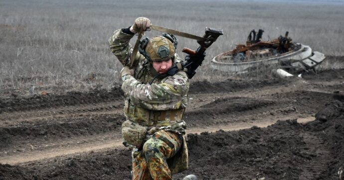 Secondo l’intelligence britannica si va verso “settimane difficili” per l’esercito ucraino. Stoltenberg: “Aumentare il sostegno a Kiev”