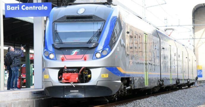 Frana in Campania, interrotta la linea ferroviaria Bari-Roma. Stop ai treni per un mese: “Prezzi dei voli alle stelle”