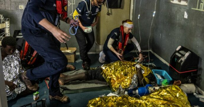 Naufragio nel Mediterraneo, morto uno dei 25 migranti soccorsi dalla Ocean Viking. Gommone affondato nell’egeo, 20 vittime