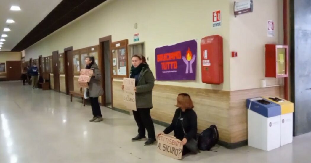 Violenza di genere, azione di Bruciamo Tutto alla Sapienza. Le attiviste suonano l’allarme antincendio: “Neanche qui ci sentiamo al sicuro”