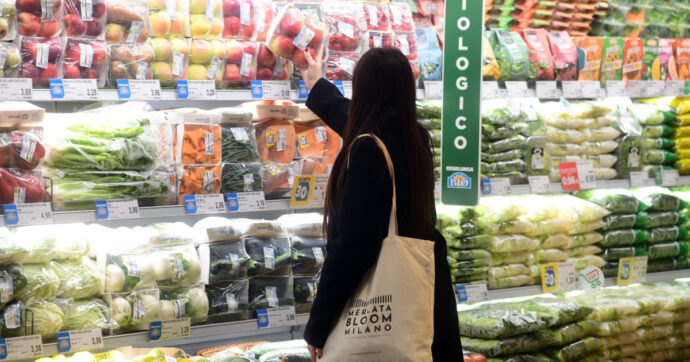 Consumi ancora in calo in gennaio ma gli incassi di supermercati e negozi salgono più dell’inflazione