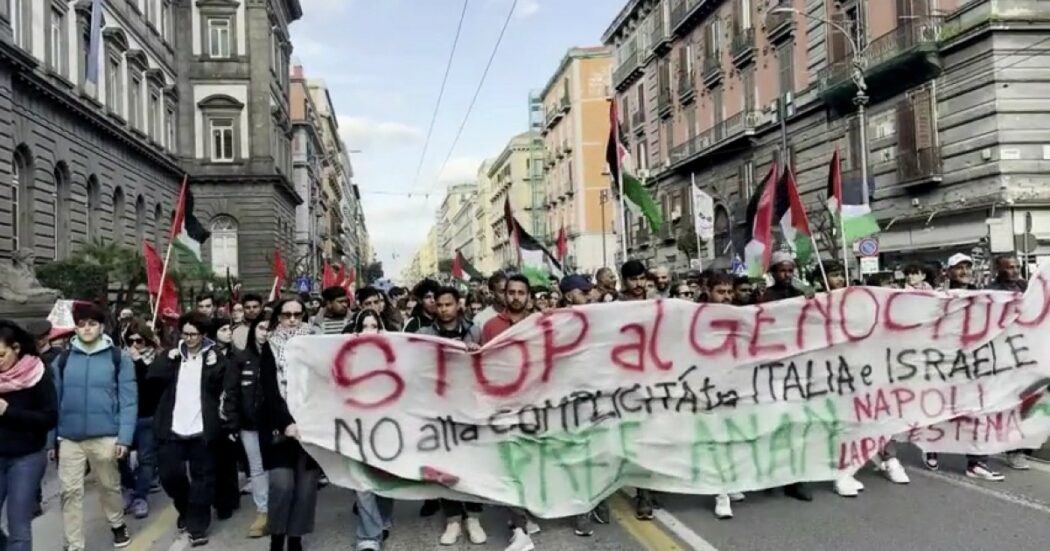 Corteo pro Palestina a Napoli, 200 persone in piazza: “Stop al genocidio, no alla complicità tra Italia e Israele” – Video