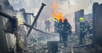 Copertina di Ucraina, raid russo a Odessa: almeno 20 morti e 73 feriti. Zelensky: “Un atto di spregevole vigliaccheria”