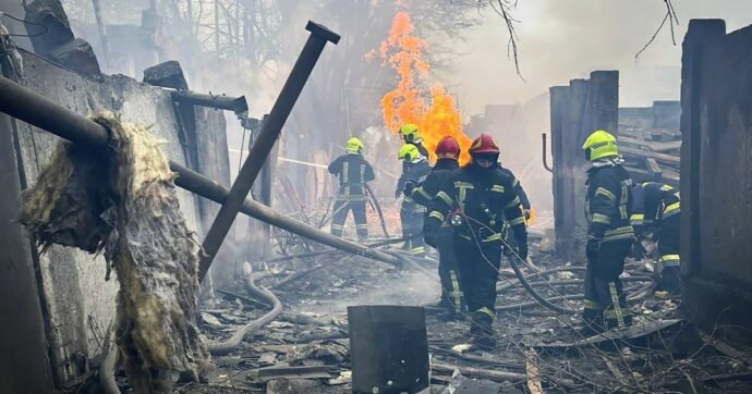 Ucraina, raid russo a Odessa: almeno 20 morti e 73 feriti. Zelensky: “Un atto di spregevole vigliaccheria”