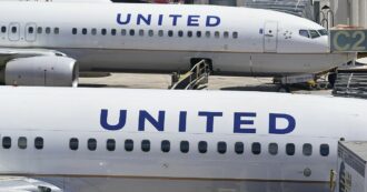 Copertina di Boeing, un 737-800 perde un panello in volo. Le autorità Usa aprono un’inchiesta. La società: “Aereo con più di 25 anni”