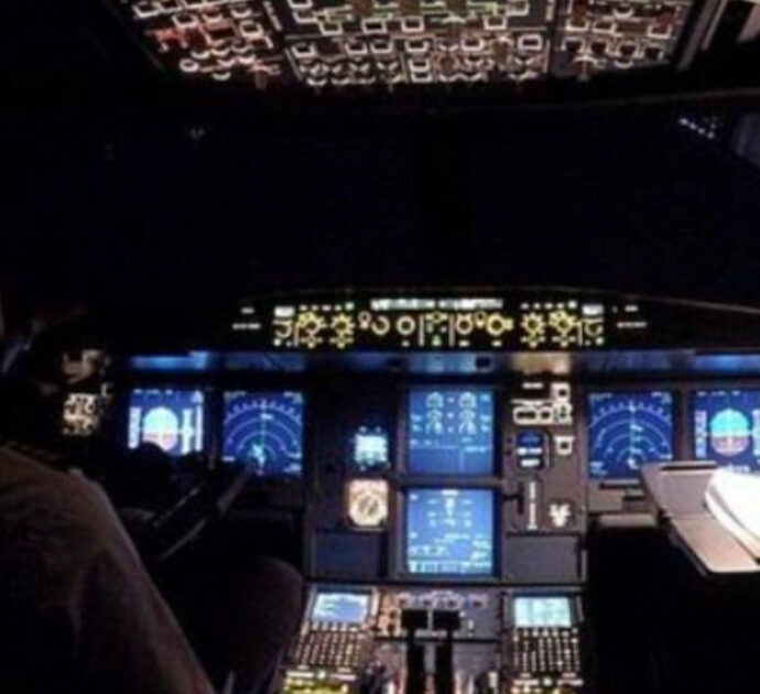 “Ho sorpreso il pilota dell’aereo mentre guardava foto porno in cabina di pilotaggio”: la dichiarazione choc di un passeggero