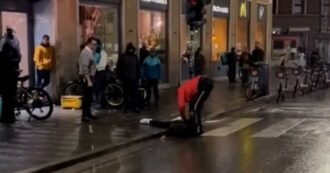 Copertina di Aggressione davanti alla stazione di Firenze nell’indifferenza generale: gettato a terra e derubato del cellulare (video)