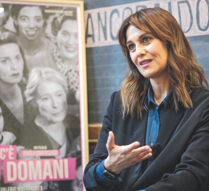 Paola Cortellesi: “C’è ancora domani agli Oscar? Stessa probabilità di un gatto in tangenziale a Roma nell’anno del Giubileo”. Ecco perché è una fake news