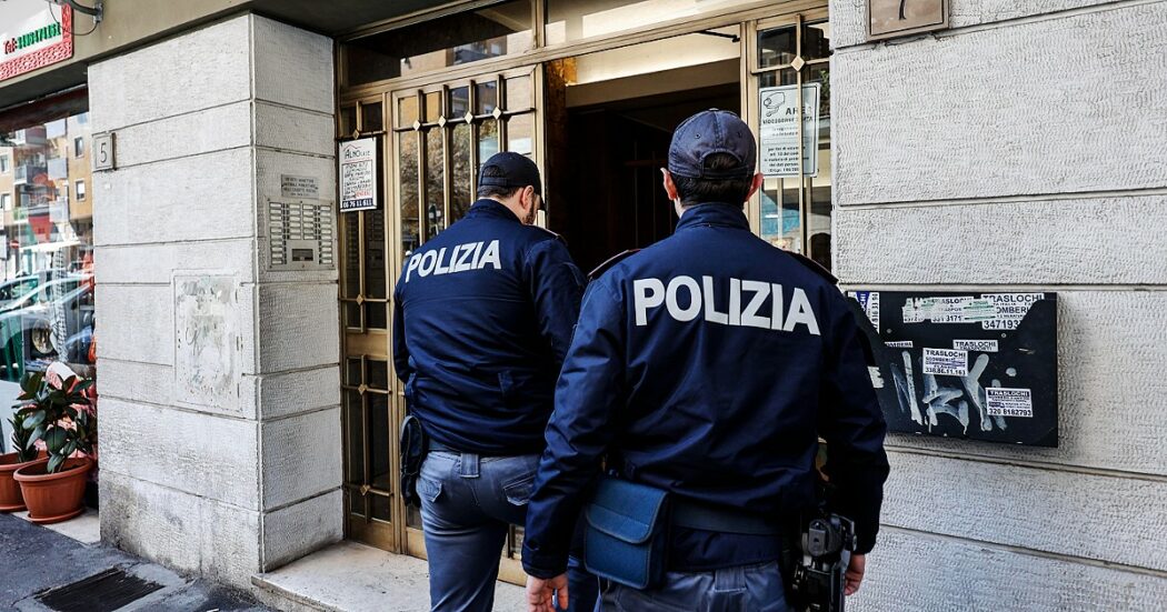 https://st.ilfattoquotidiano.it/wp-content/uploads/2024/03/17/polizia-quadraro-1-1050x551.jpg